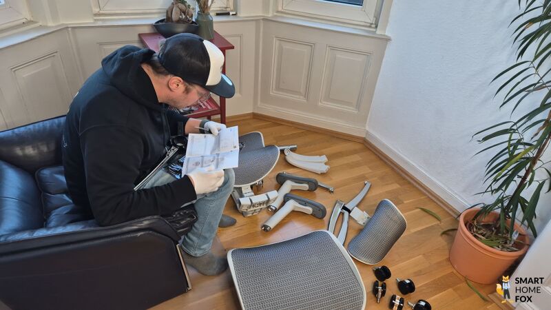 Einzelteile des Sihoo C300 vor dem Aufbau auf dem Boden verteilt